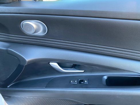 Used 2025 Hyundai Elantra Limited image 47