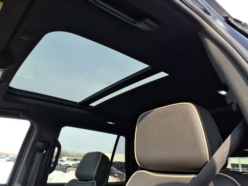 Used 2023 GMC Yukon SLT w/ SLT Premium Package image 15