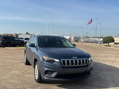 Used 2020 Jeep Cherokee Latitude FWD image 3