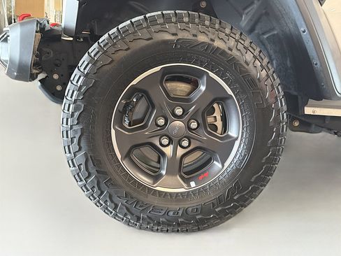 Used 2023 Jeep Gladiator Rubicon w/ Cold Weather Group AWD/4WD image 11