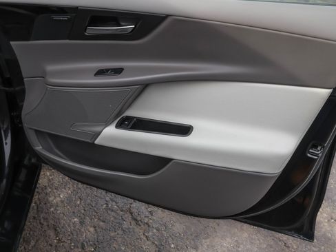 Used 2018 Jaguar XE Premium image 43