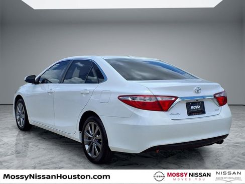Used 2017 Toyota Camry XLE FWD image 2
