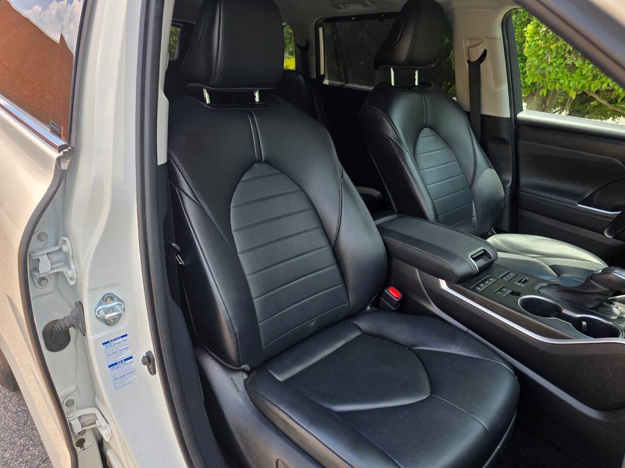 Used 2021 Toyota Highlander XLE AWD/4WD image 35