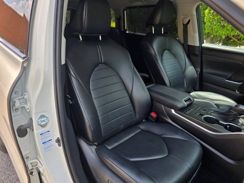 Used 2021 Toyota Highlander XLE AWD/4WD image 35