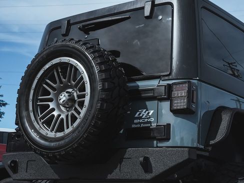 Used 2015 Jeep Wrangler Unlimited Rubicon w/ Connectivity Group image 16