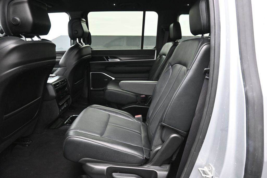 Used 2024 Jeep Wagoneer Series III AWD/4WD image 7