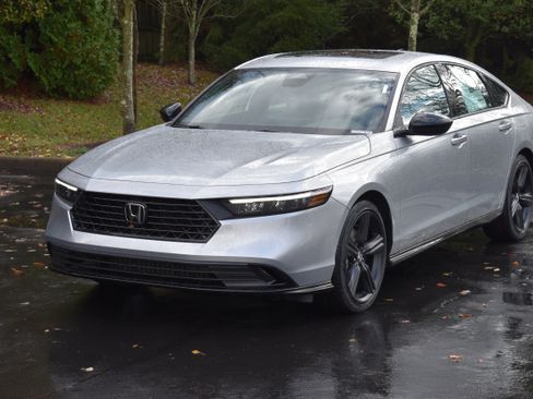 Used 2025 Honda Accord Sport image 3