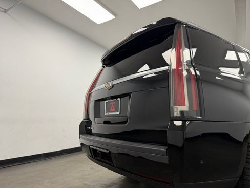Used 2017 Cadillac Escalade Luxury AWD/4WD image 21