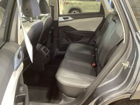 Certified 2025 Volkswagen Taos SE w/ Panoramic Sunroof Package image 19