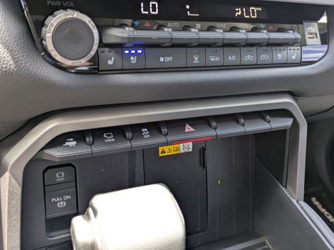 Used 2024 Toyota Tundra Limited image 12