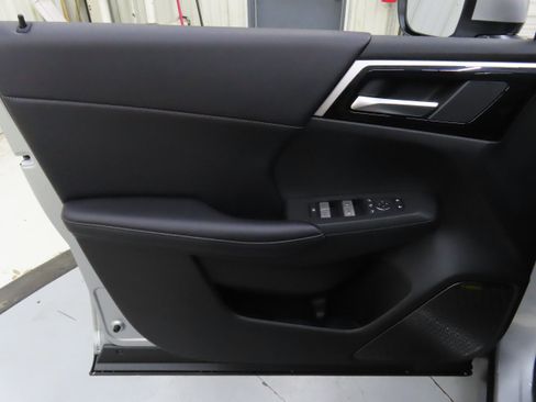 New 2025 Mitsubishi Outlander SE image 9