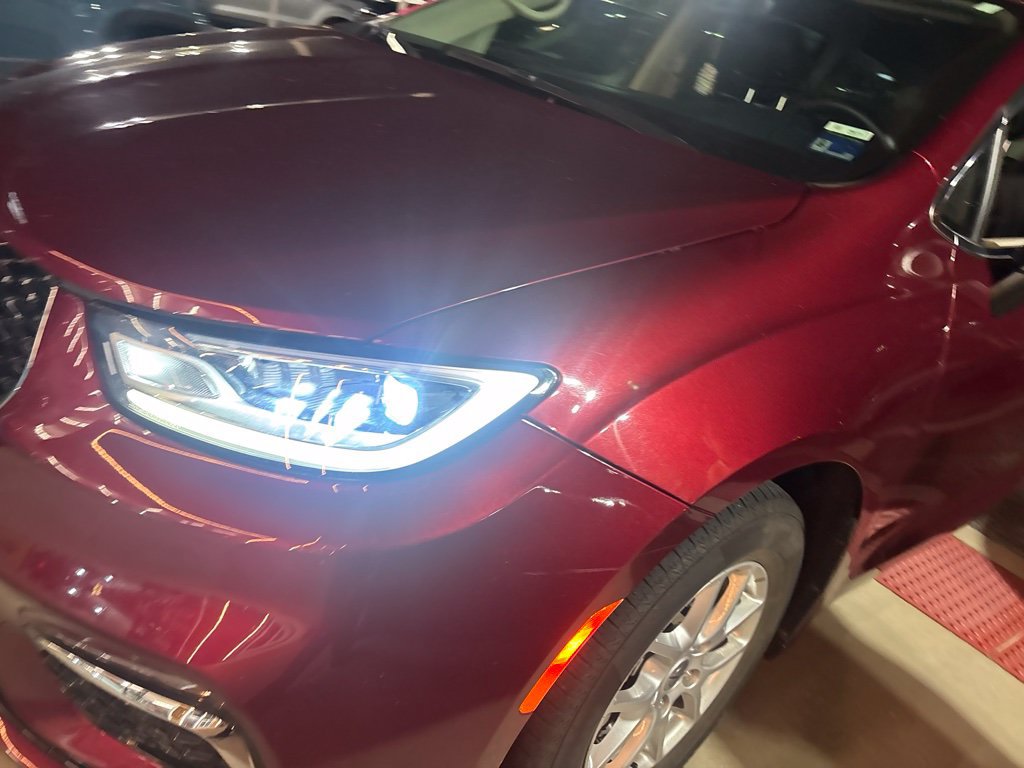 Used 2023 Chrysler Pacifica Touring-L FWD image 2