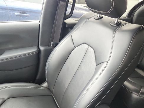 Used 2025 Chrysler Pacifica Select FWD image 15