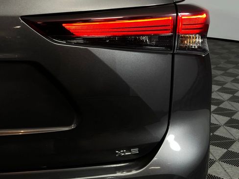Used 2024 Toyota Highlander XLE image 12