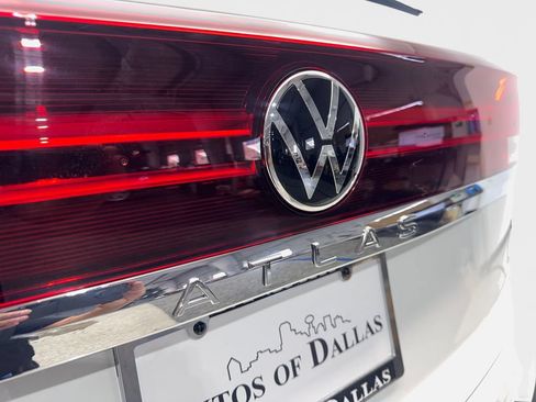 Used 2025 Volkswagen Atlas Cross Sport SE FWD image 21