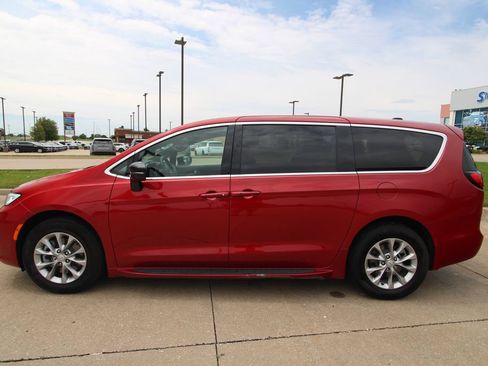 Used 2026 Chrysler Pacifica Select AWD/4WD image 17