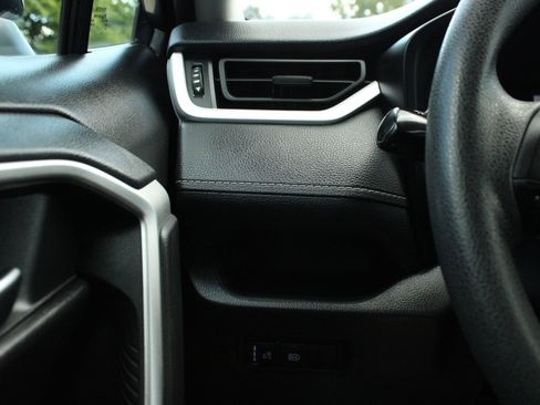 Used 2022 Toyota RAV4 XLE AWD/4WD image 25