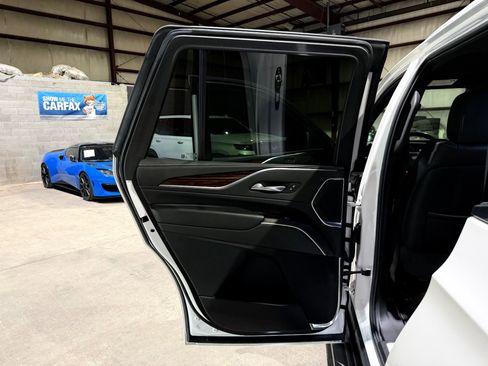 Used 2022 Cadillac Escalade Luxury AWD/4WD image 15