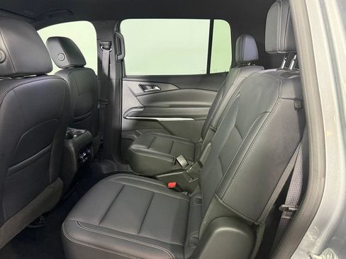 Used 2025 Chevrolet Traverse LT FWD image 19