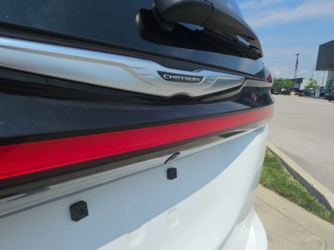 Used 2023 Chrysler Pacifica Touring-L FWD image 19