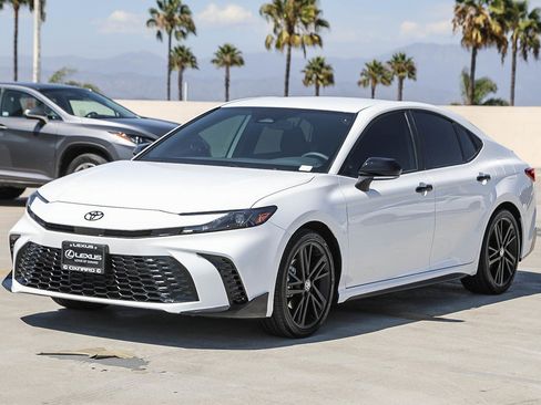 Used 2026 Toyota Camry Hybrid w/ Convenience Package FWD image 3