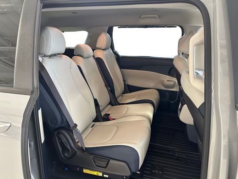 Used 2025 Kia Carnival EX FWD image 23