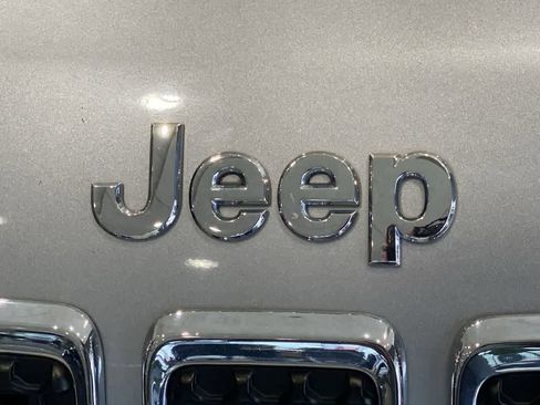 Used 2019 Jeep Cherokee Latitude Plus image 10