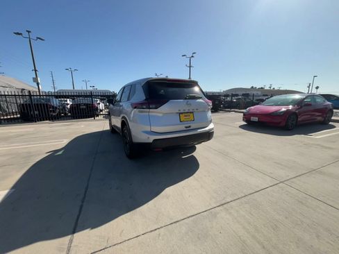 Used 2025 Nissan Rogue SV FWD image 10