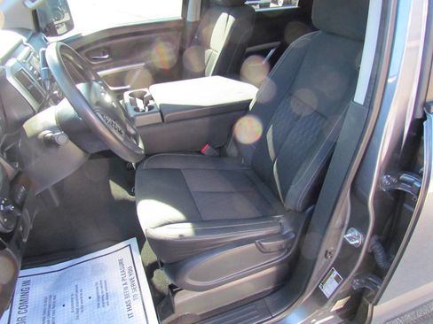 Used 2017 Nissan Titan SV image 10