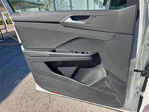 New 2026 Volkswagen Taos SE image 13