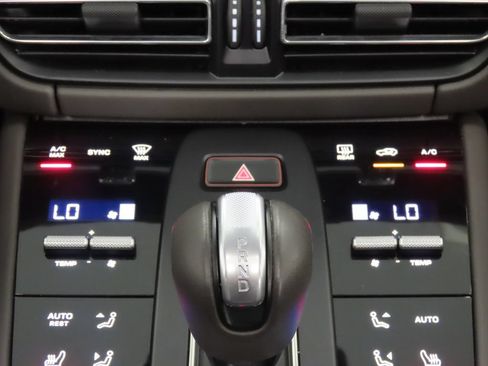 Certified 2024 Porsche Macan AWD/4WD image 27