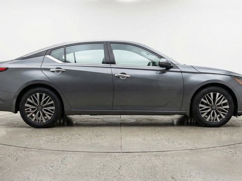 Used 2025 Nissan Altima 2.5 SV FWD image 11