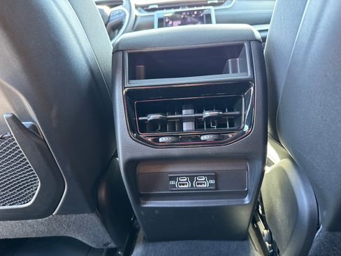 Used 2024 Jeep Grand Cherokee Laredo X AWD/4WD image 8