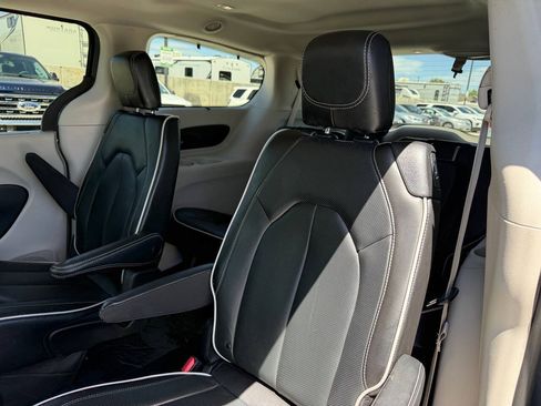 Used 2023 Chrysler Pacifica Limited FWD image 20