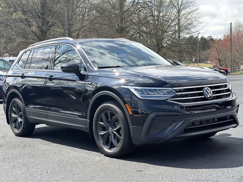 Used 2024 Volkswagen Tiguan SE w/ Panoramic Sunroof Package image 32