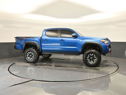 Used 2017 Toyota Tacoma TRD Off-Road w/ Tow Package (A/T) AWD/4WD image 10