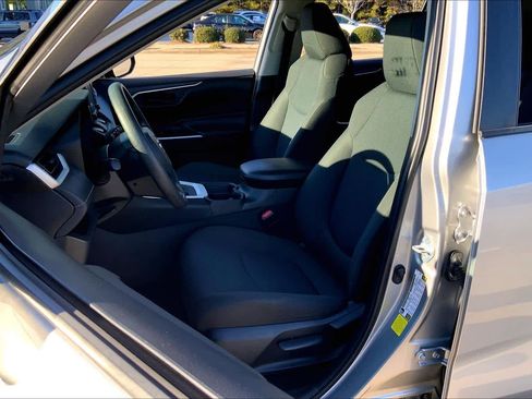 Used 2020 Toyota RAV4 LE image 8