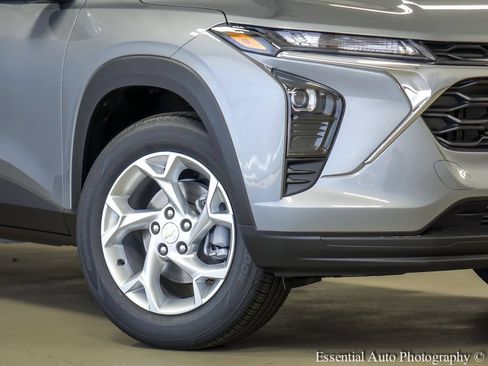 New 2026 Chevrolet Trax LS w/ LS Convenience Package FWD image 4