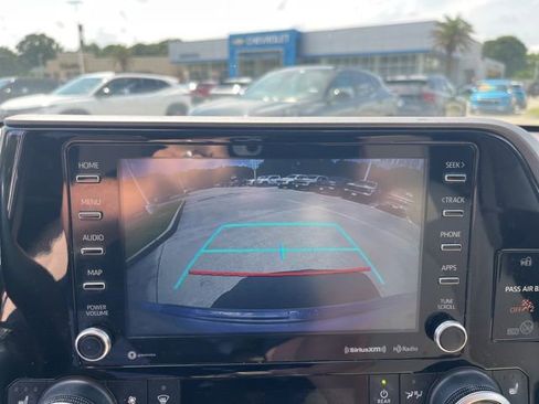 Used 2021 Toyota Highlander XLE FWD image 23