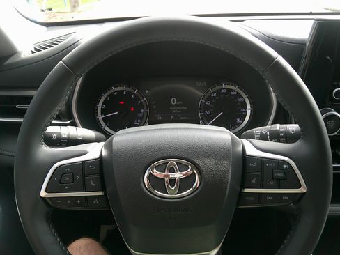 Used 2024 Toyota Highlander XLE image 24