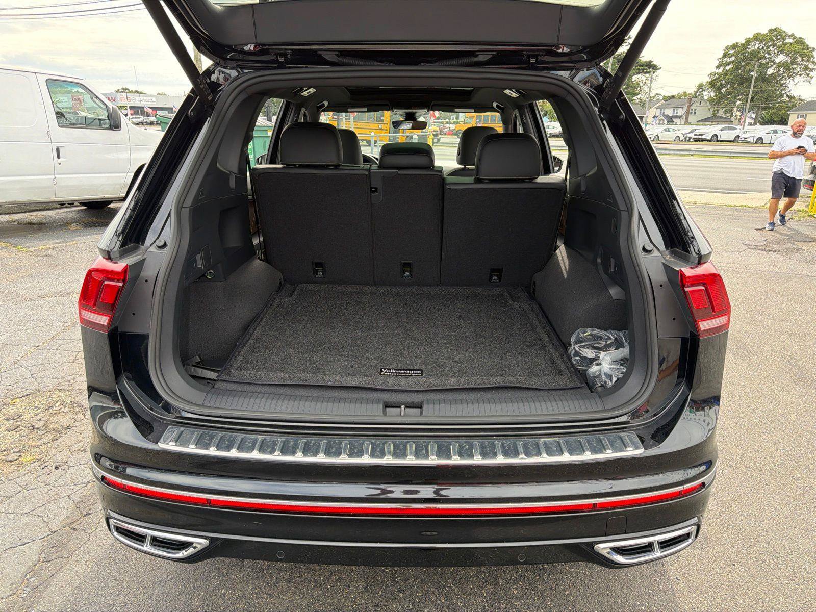 Used 2024 Volkswagen Tiguan SEL R-Line AWD/4WD image 12
