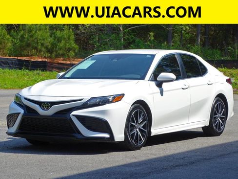 Used 2021 Toyota Camry SE image 3