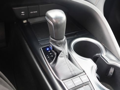 Used 2018 Toyota Camry XLE image 26