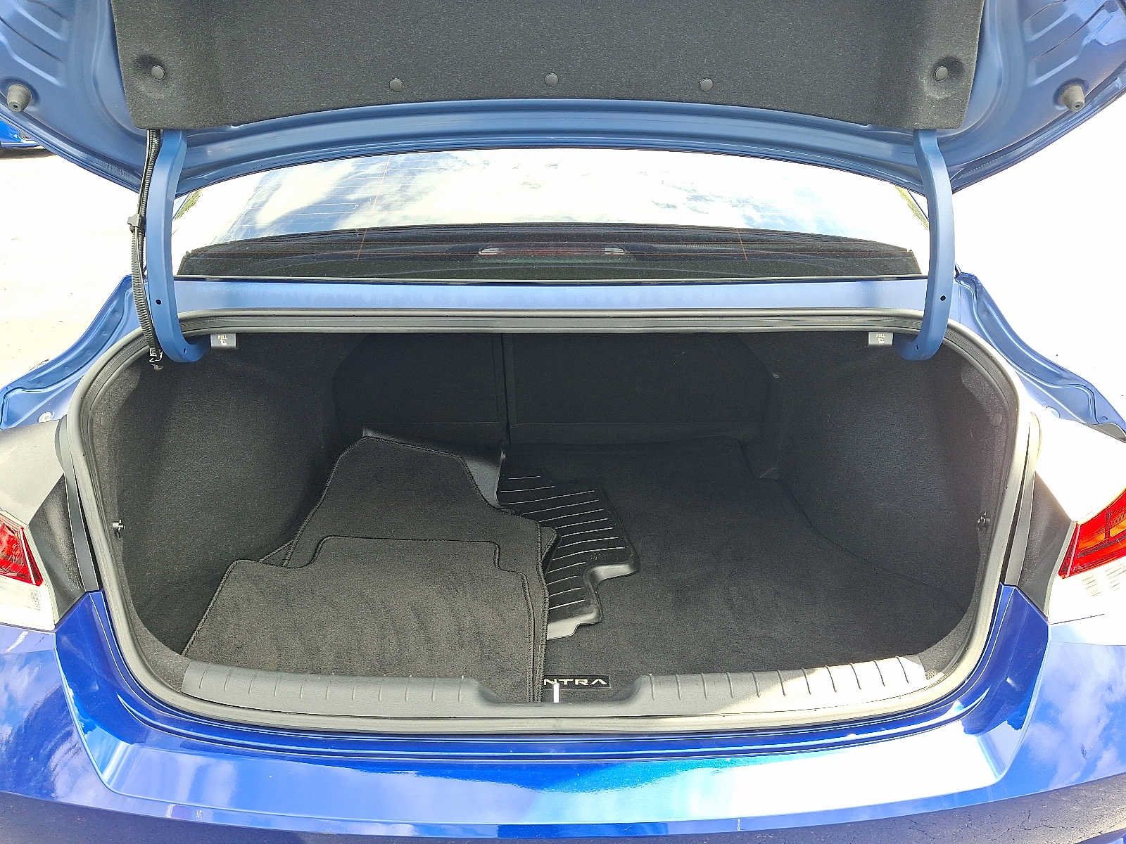 Used 2021 Hyundai Elantra SEL w/ Convenience + Premium Package FWD image 29