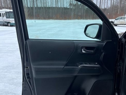 Used 2017 Toyota Tacoma TRD Sport image 11