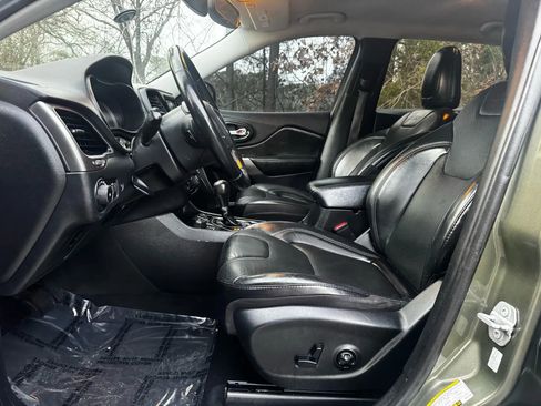 Used 2019 Jeep Cherokee Limited image 14