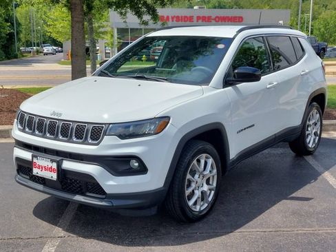 Used 2023 Jeep Compass Latitude AWD/4WD image 7