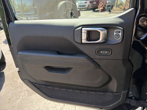 Certified 2025 Jeep Wrangler Sahara AWD/4WD image 32