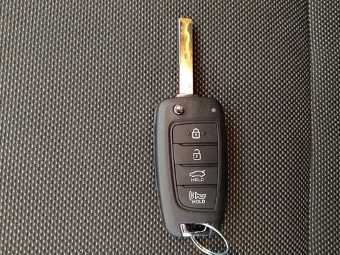 Used 2025 Hyundai Elantra SE FWD image 32