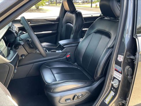 Used 2024 Jeep Grand Cherokee L Limited w/ Luxury Tech Group II AWD/4WD image 8
